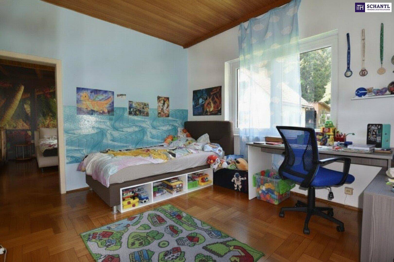 Helles Kinderzimmer mit Holzboden, blauen Wänden und einem Bett mit integriertem Stauraum.