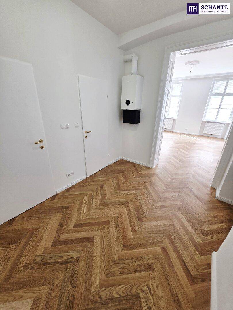 Kleiner Raum mit Gastherme und Fischgrätparkett, ideal als Abstellraum oder kleine Küche.