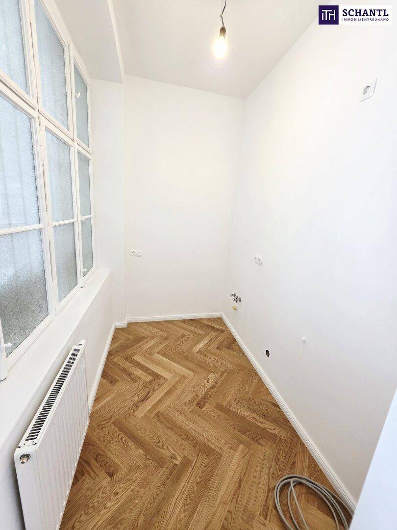 Kleiner, heller Raum mit Fenster und Fischgrätparkett, geeignet als Abstellraum oder Speisekammer.