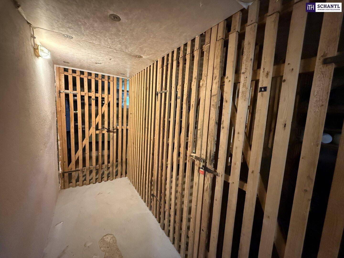 Kellerabteile mit Holzlattenwänden bieten zusätzlichen Stauraum im Untergeschoss.