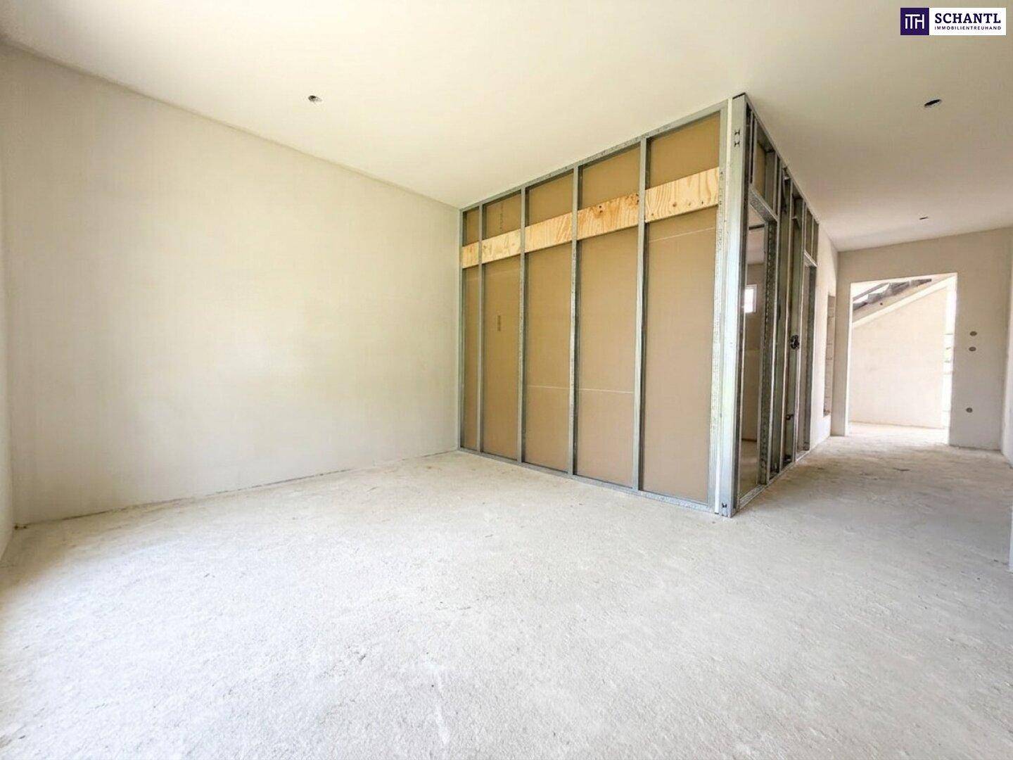 Unfertiger Innenraum mit Metallständerwerk für den weiteren Ausbau der Wände.