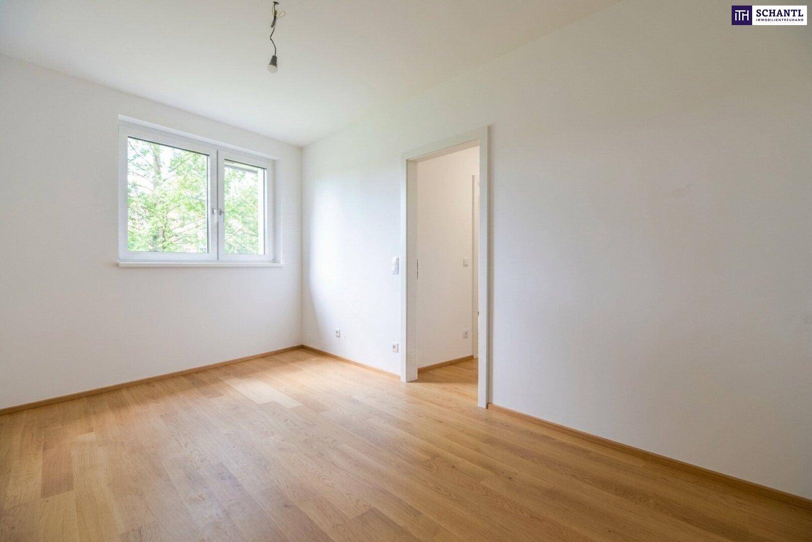Geräumiges, unmöbliertes Zimmer mit Holzboden und einem großen Fenster für viel Tageslicht.