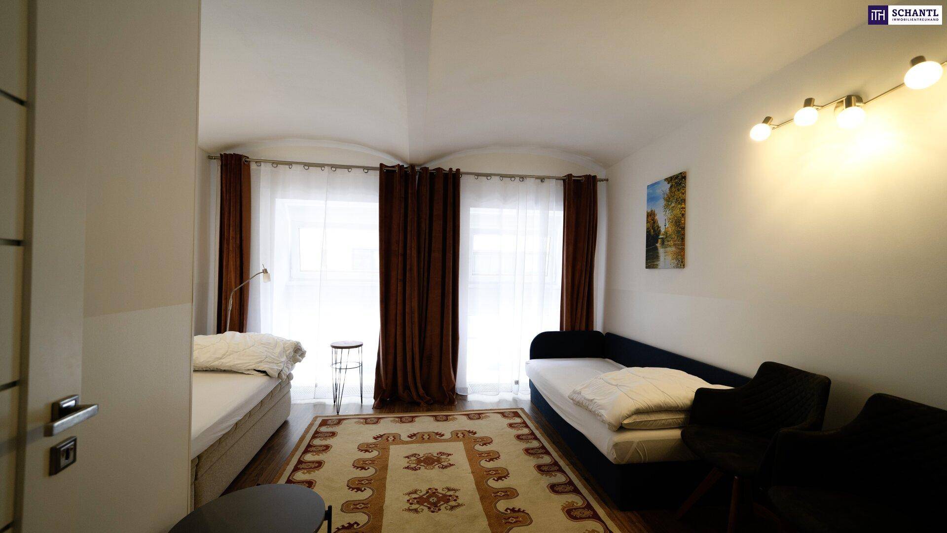 Gemütliches Schlafzimmer mit zwei Einzelbetten, Teppich und großen Fenstern.