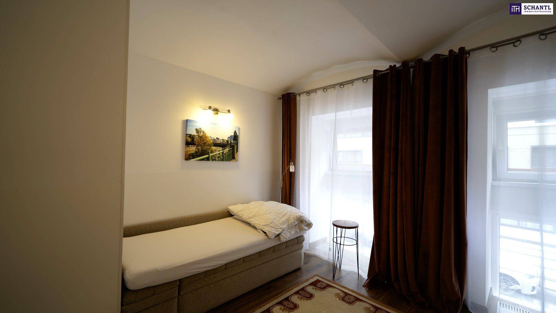 Helles Schlafzimmer mit Einzelbett und großen Fenstern, die viel Tageslicht hereinlassen.