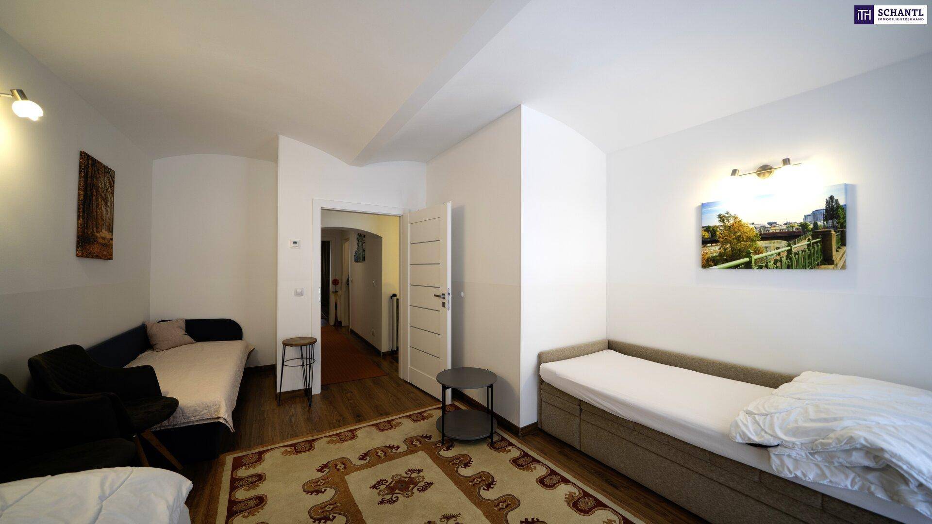 Geräumiges Schlafzimmer mit mehreren Schlafgelegenheiten und Zugang zum Flur.