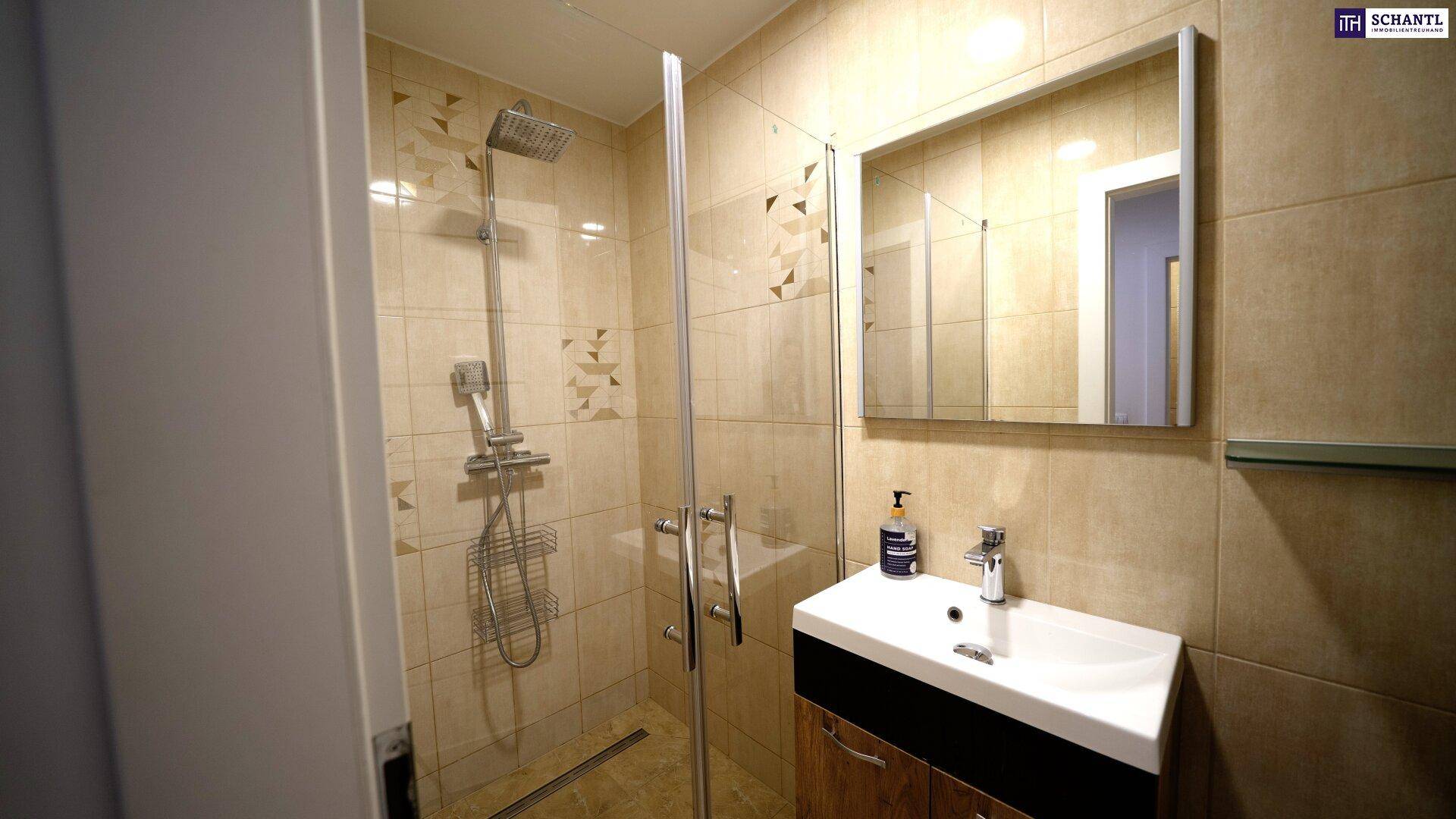 Modernes Badezimmer mit begehbarer Dusche, Einzelwaschbecken und beigefarbenen Fliesen.