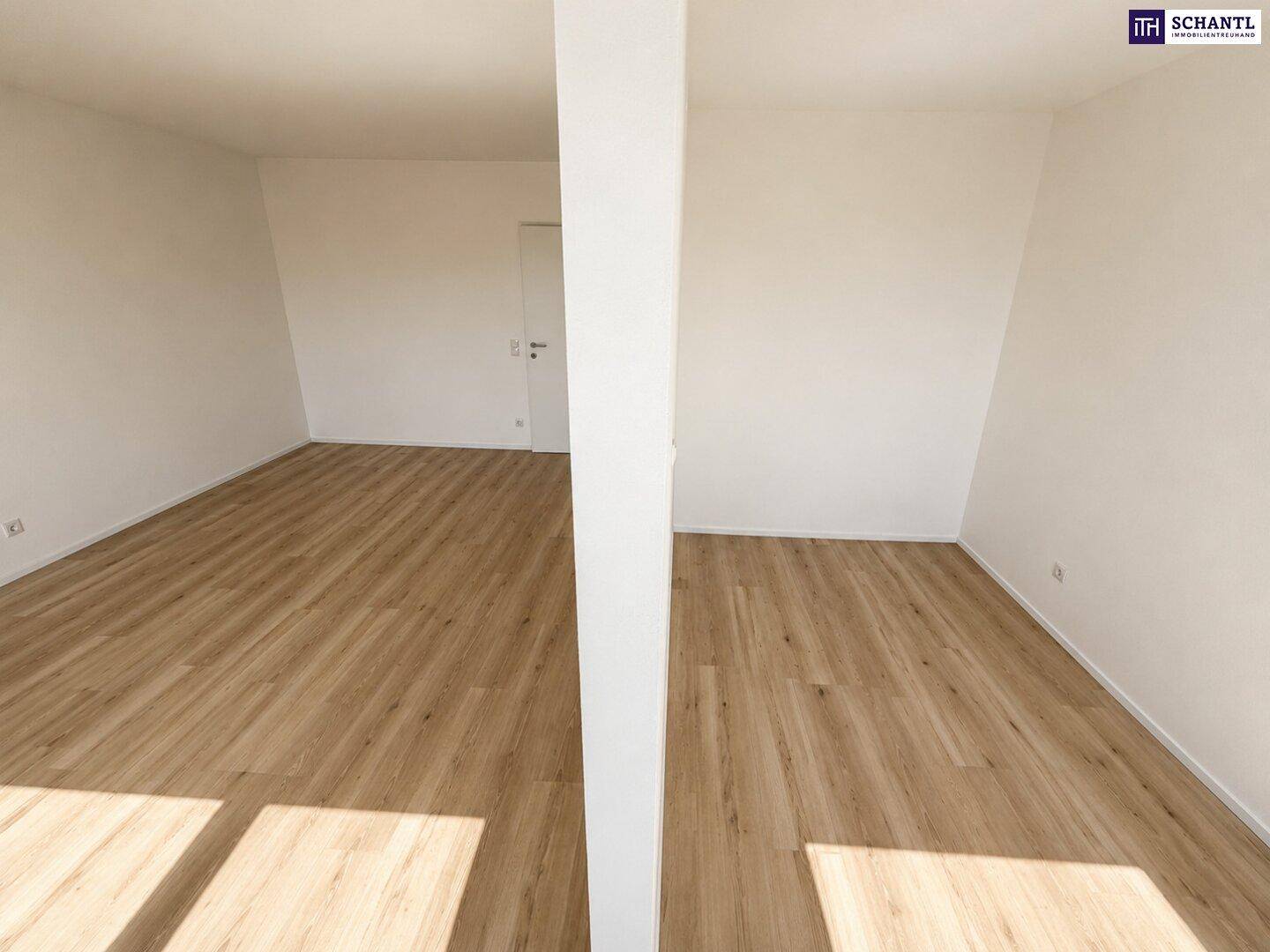 Heller, leerer Raum mit Laminatboden und weißen Wänden, durch eine Säule geteilt.