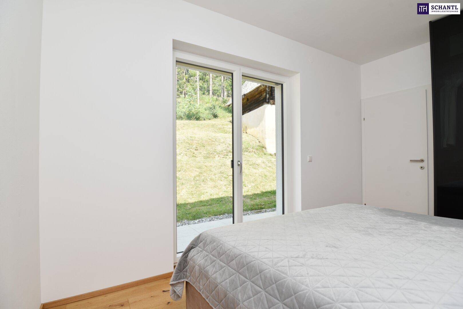 Schlafzimmer mit breiter Schiebetür, die viel Licht und Zugang nach draußen bietet.