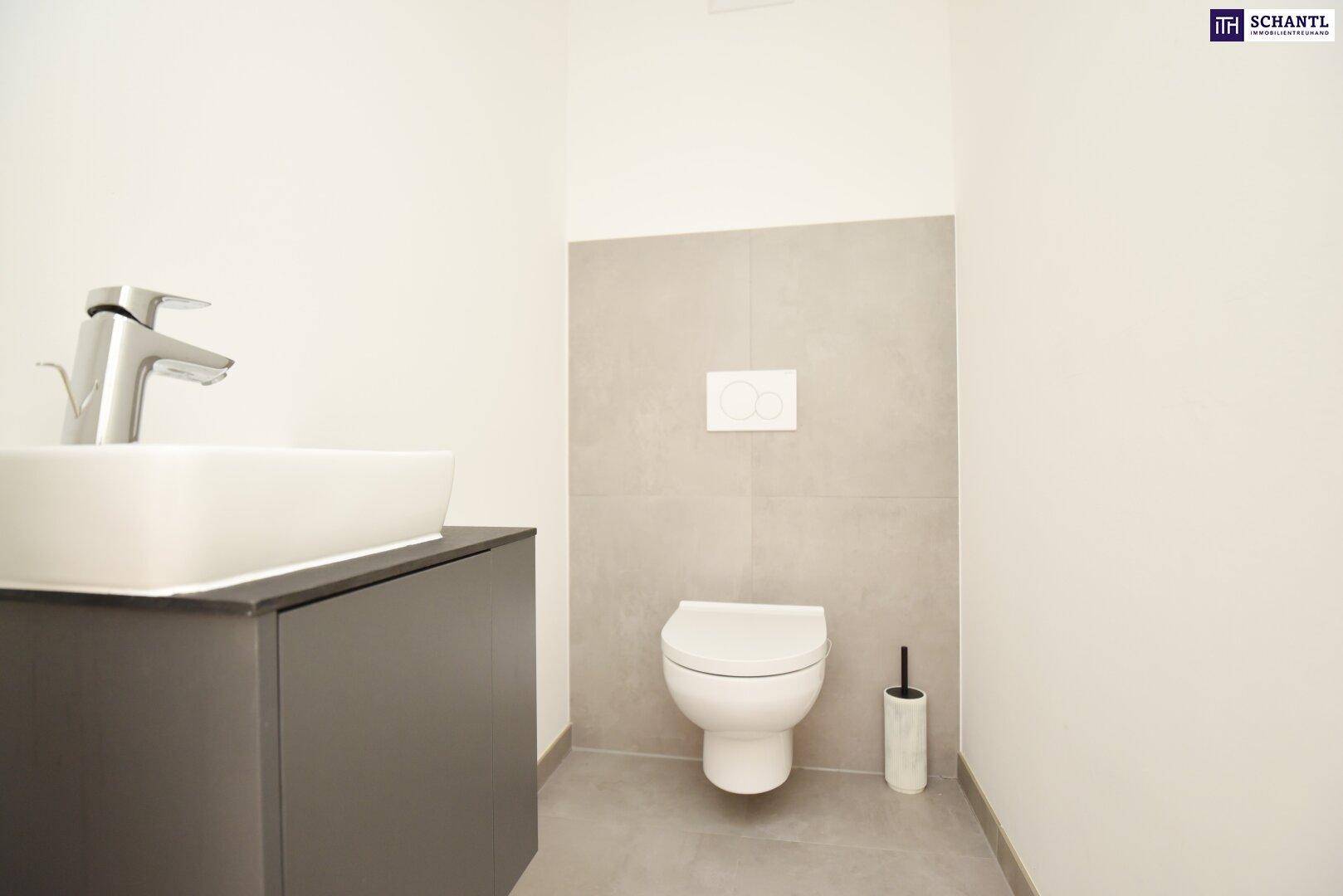 Modernes Gäste-WC mit Wand-WC, Aufsatzwaschbecken und grauen Fliesen.