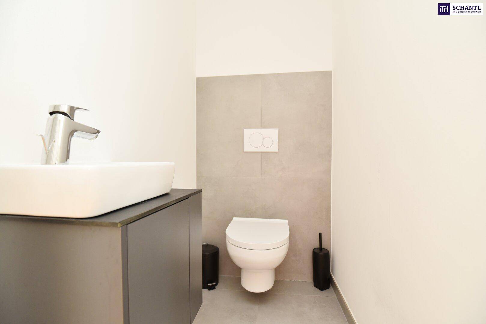 Modernes Gäste-WC mit wandhängender Toilette, stilvollem Waschbecken und grauen Fliesen.