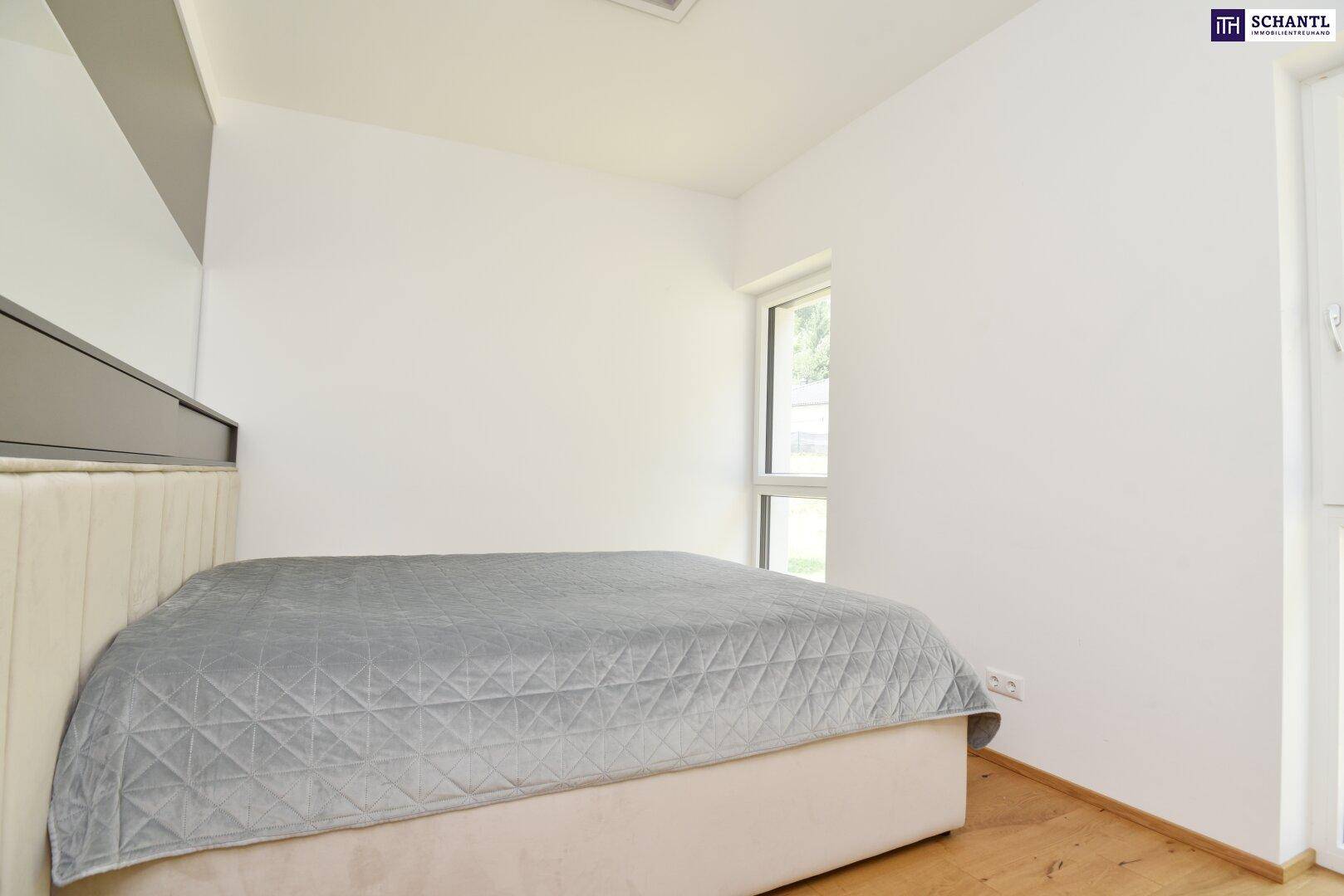Schlafzimmer mit einem Bett und einem Fenster, das Tageslicht in den Raum bringt.