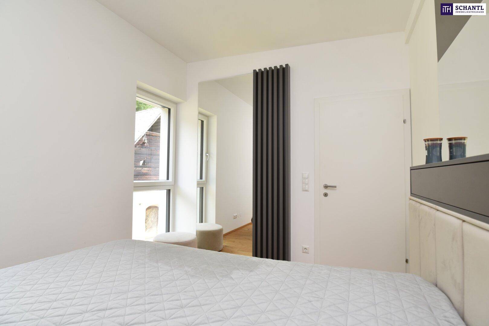 Schlafzimmer mit Bett und einer dekorativen Wandverkleidung, die den Raum modernisiert.