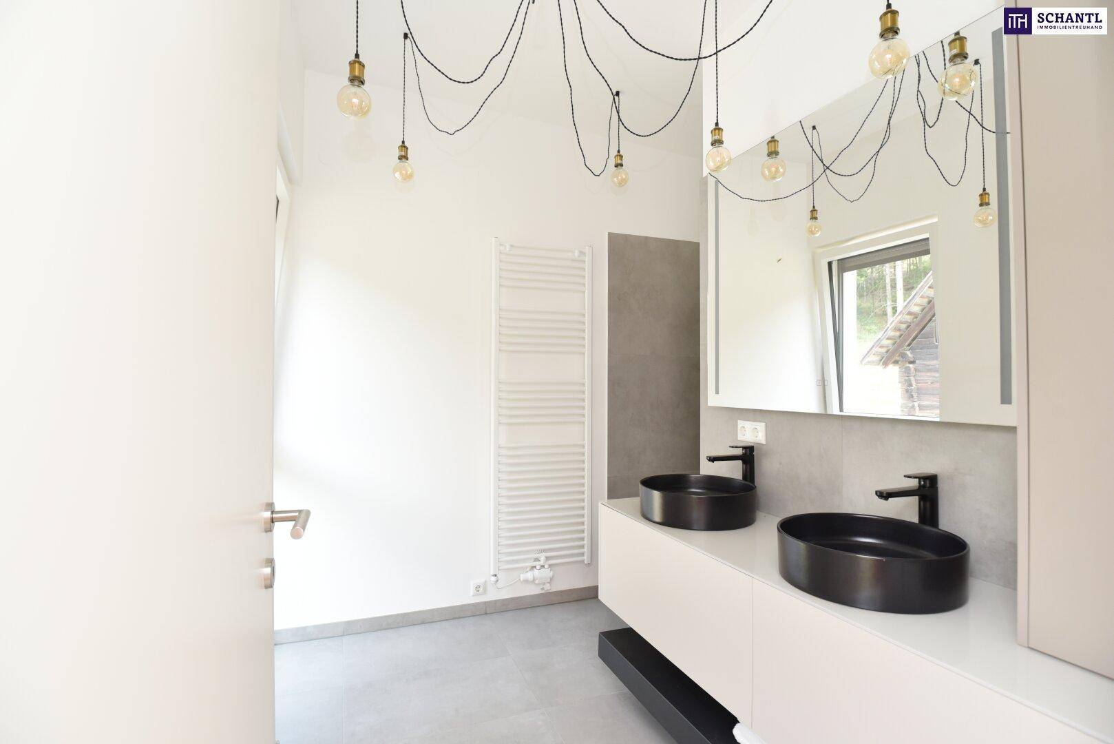 Modernes Badezimmer mit Doppelwaschbecken, großem Spiegel und beheiztem Handtuchhalter.