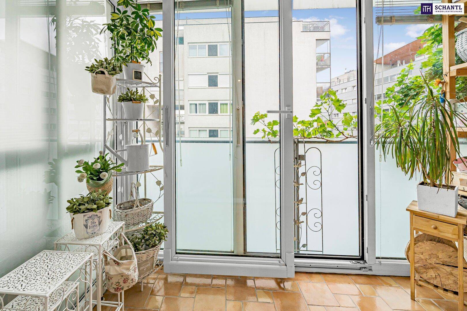 Verglaster Wintergarten mit vielen Pflanzen und Fliesenboden, bietet einen hellen Rückzugsort.