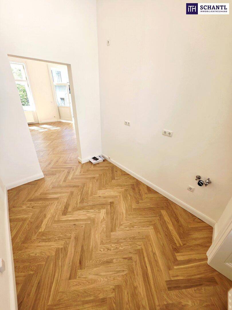 Kleiner Bereich mit Anschlüssen, möglicherweise für eine Küchenzeile oder Waschmaschine vorgesehen.