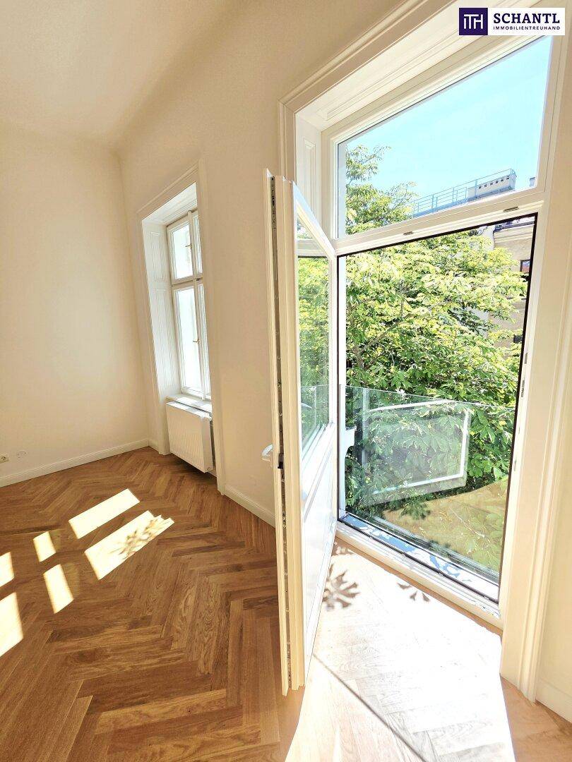 Großes Fenster mit Blick ins Grüne, das den Raum mit natürlichem Licht erfüllt.