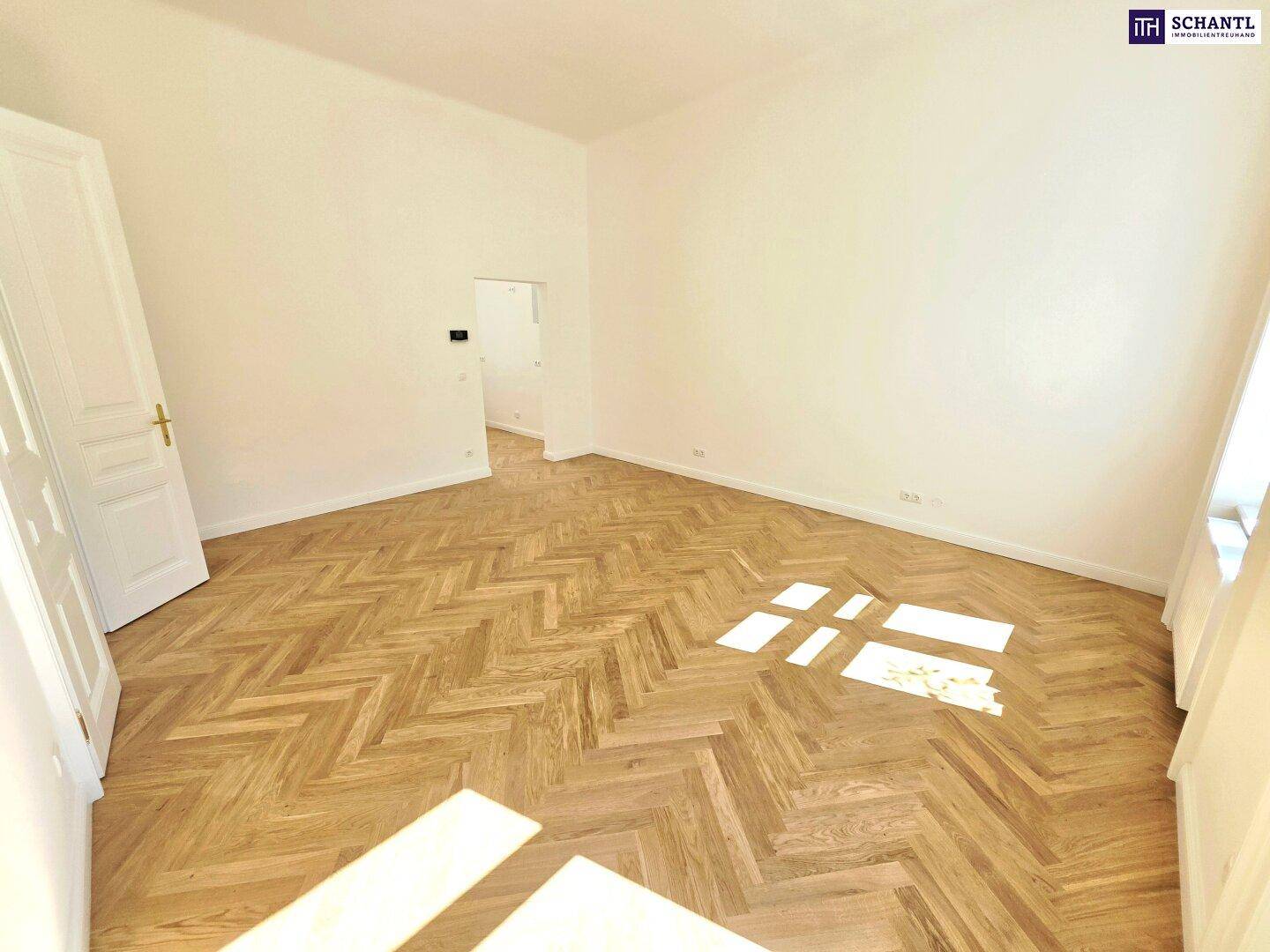 Heller Raum mit Fischgrätparkett und viel Tageslicht, ideal für ein Schlaf- oder Arbeitszimmer.