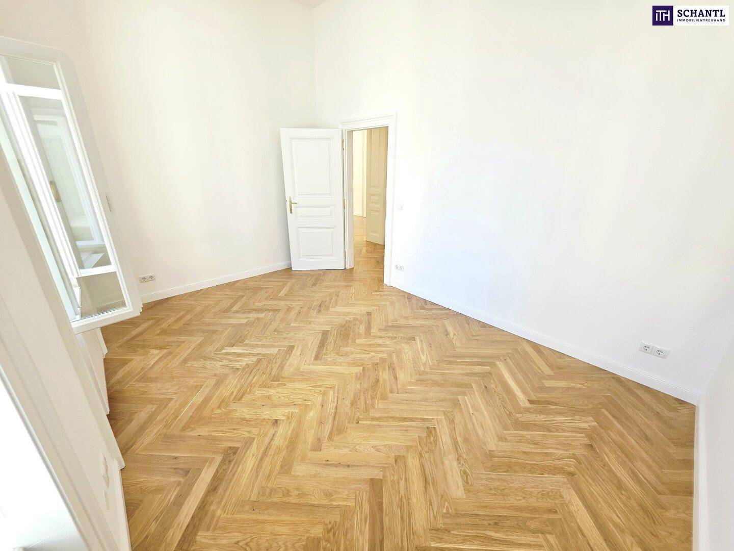 Geräumiges Zimmer mit Fischgrätparkett und hohen Decken, das vielseitig nutzbar ist.
