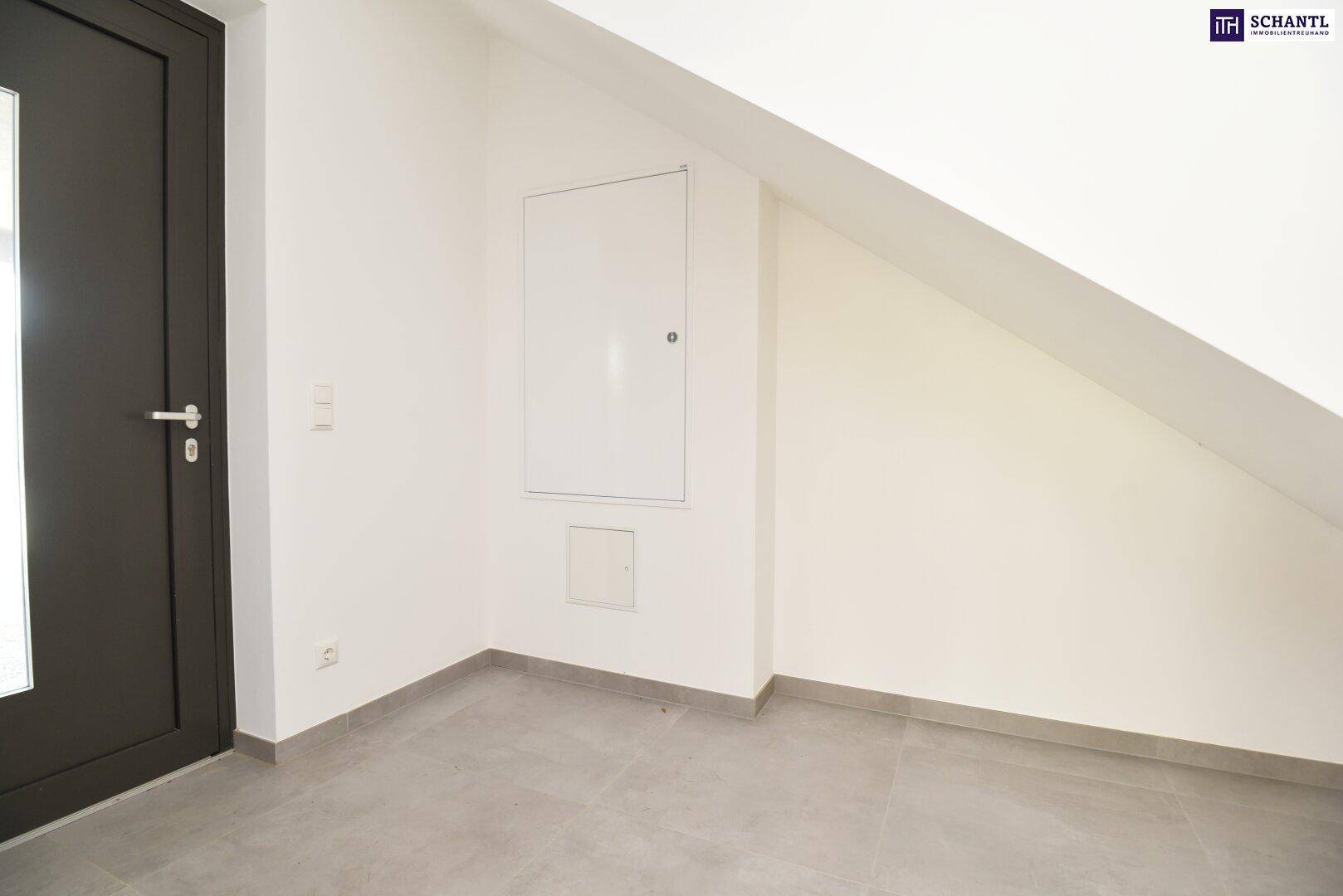 Dachgeschossraum mit schräger Decke und Zugangstür, ideal als Abstellraum oder kleines Büro.