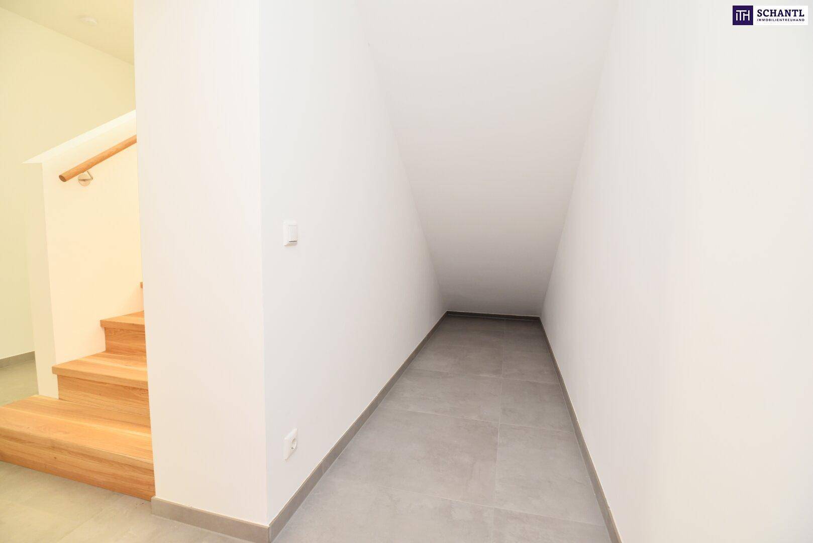 Abstellraum unter der Treppe mit Fliesenboden, ideal für zusätzlichen Stauraum im Haus.