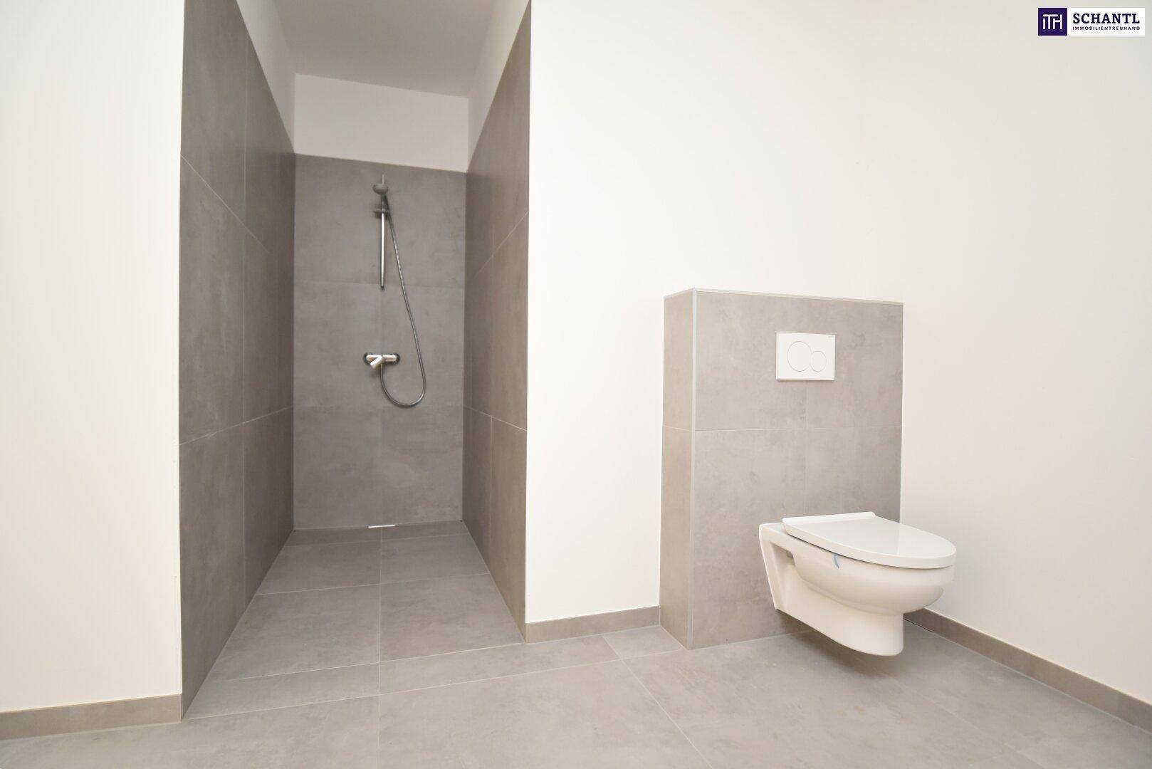 Modernes Badezimmer mit begehbarer Dusche und wandhängendem WC, in neutralen Grautönen gehalten.