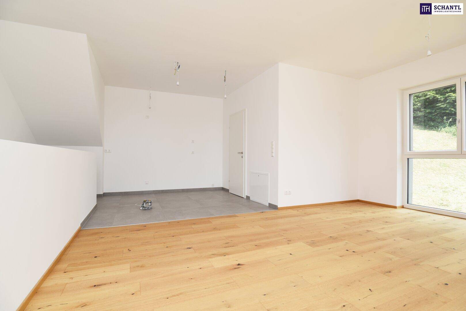 Geräumiger Wohnbereich mit Holzboden und Fliesen, der vielseitige Gestaltungsmöglichkeiten bietet.