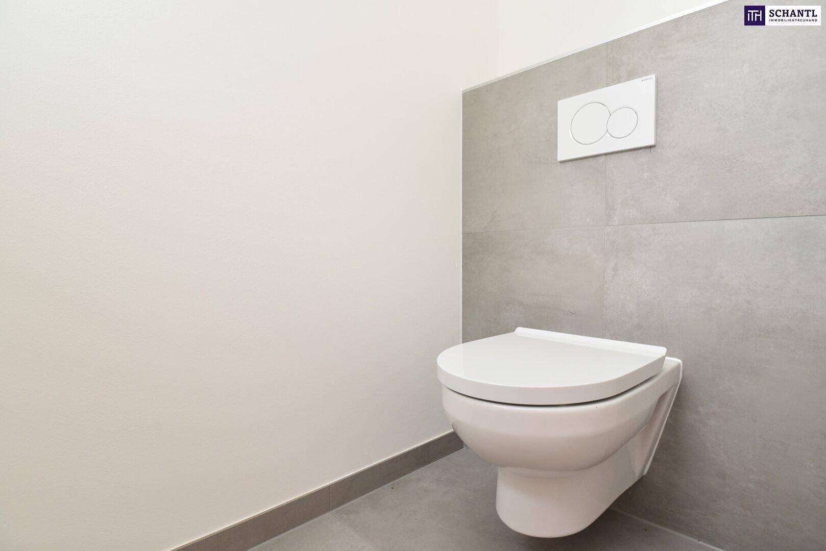 Wandhängendes WC mit moderner Spülung in einem hell gefliesten Raum, minimalistisch gestaltet.