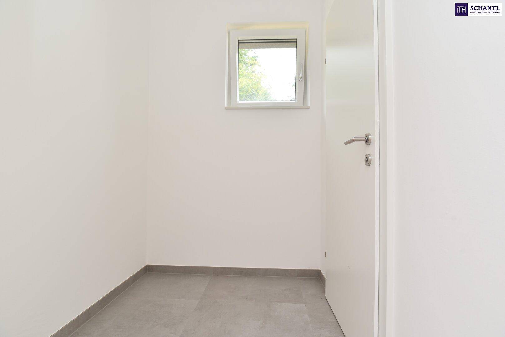 Kleiner Flur oder Abstellraum mit Fenster und Fliesenboden, bietet zusätzlichen Stauraum.