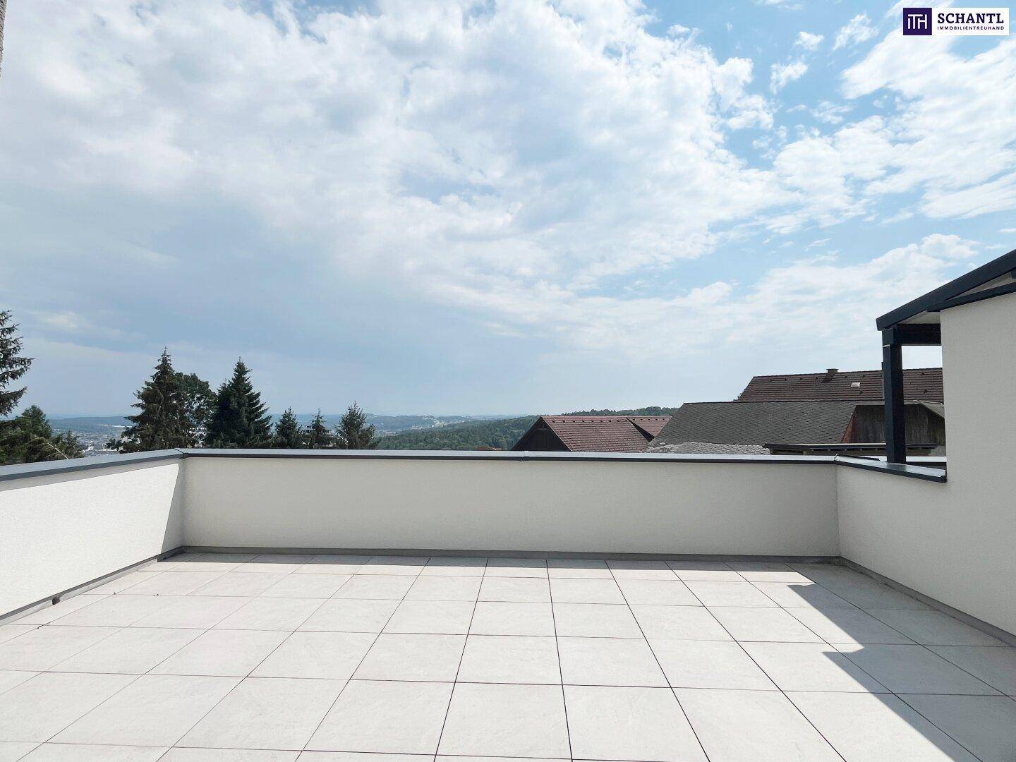 Weitläufige Terrasse mit Fliesenboden und weitem Blick über die umliegende Landschaft.