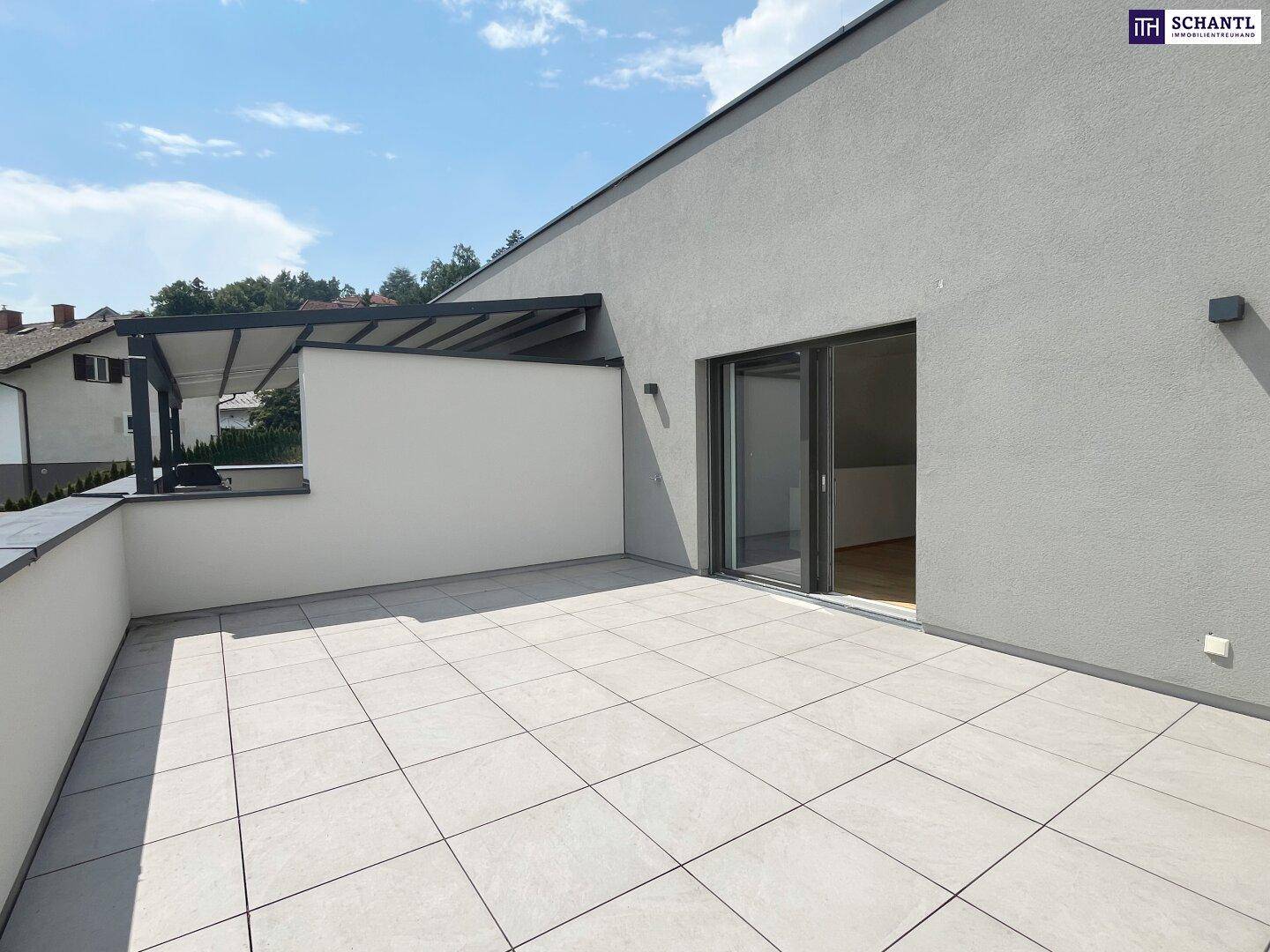 Geräumige Terrasse mit Fliesenboden und einer modernen Pergola, ideal für entspannte Stunden im Freien.
