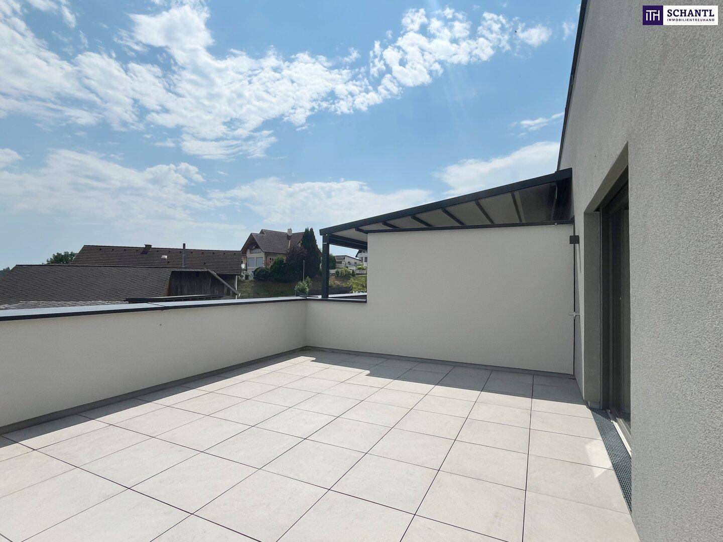 Geräumige Terrasse mit Fliesenboden und einer modernen Pergola, ideal für entspannte Stunden im Freien.