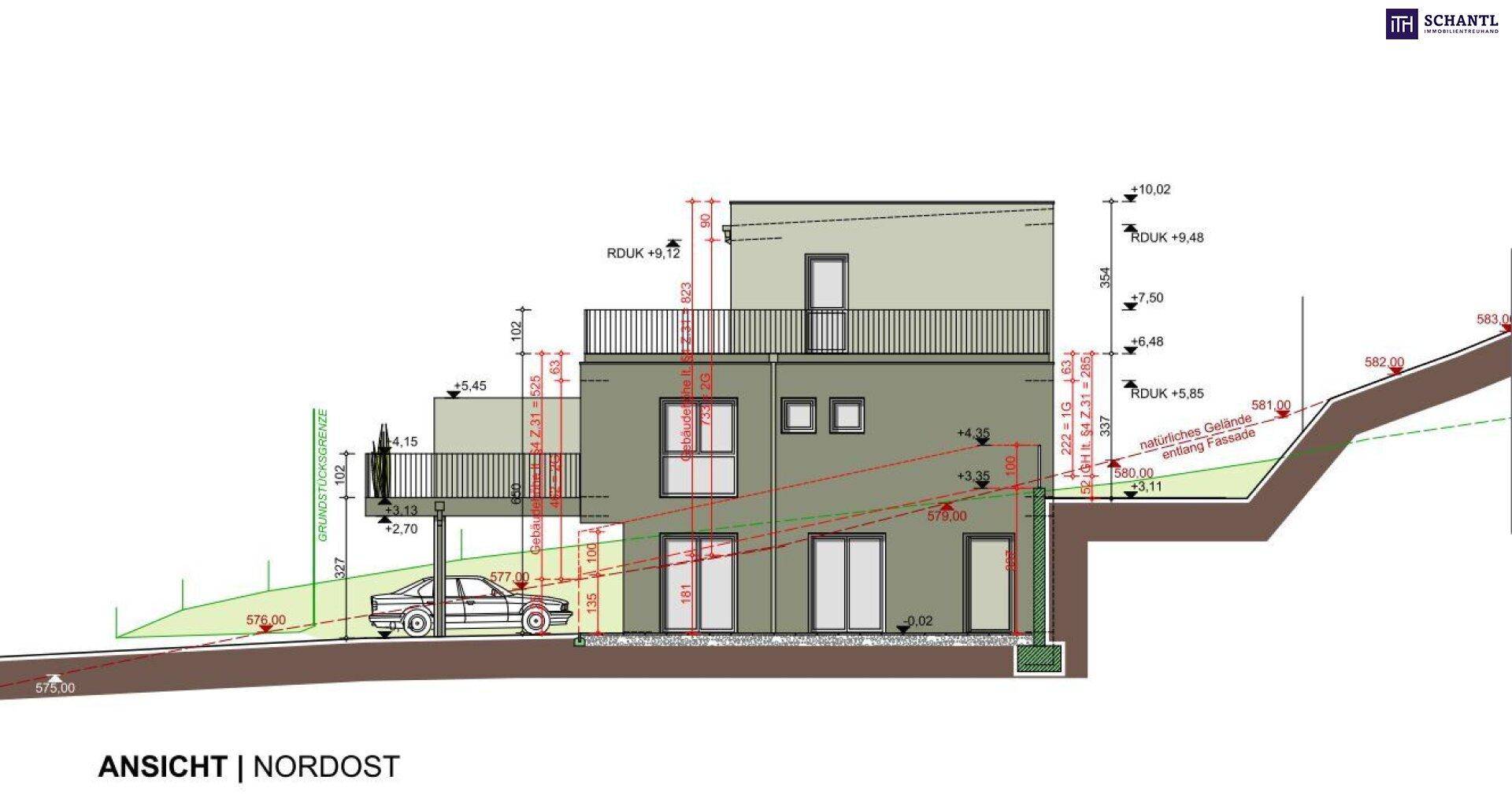Ansicht der Nordostfassade des Gebäudes mit Terrassen und integriertem Carport.