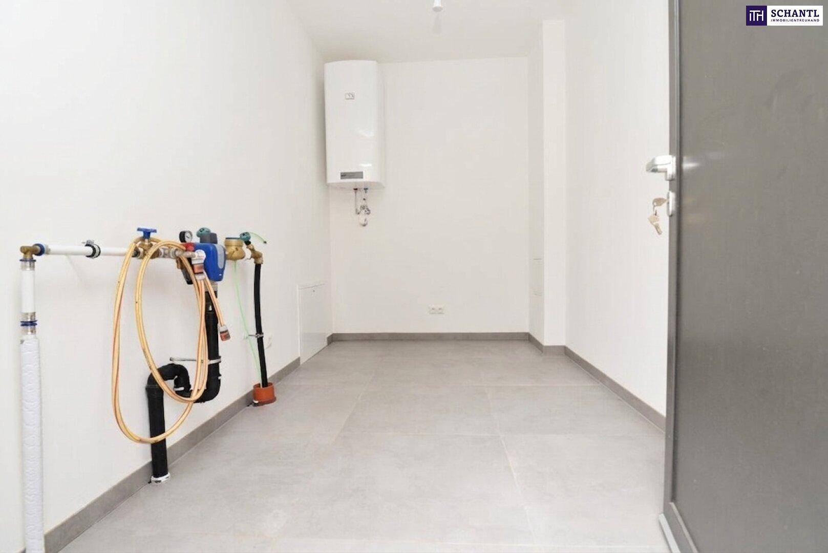 Hauswirtschaftsraum mit Warmwasserboiler und Anschlüssen, bereit für die Installation.