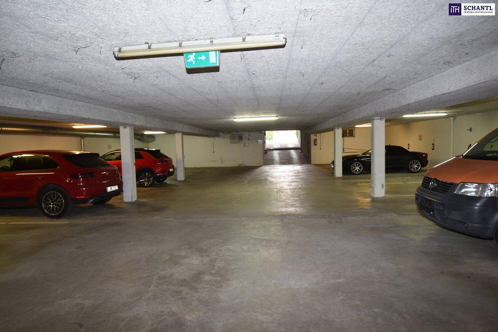Geräumige Tiefgarage mit mehreren Stellplätzen und Betonwänden, gut beleuchtet.