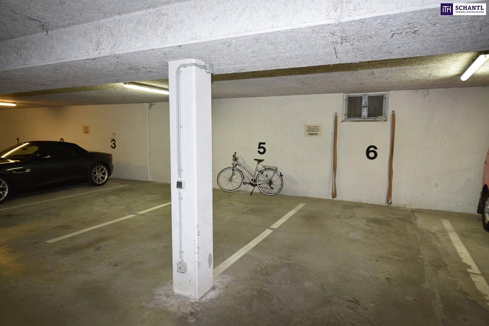 Tiefgarage mit markierten Stellplätzen und einem Fahrrad, bietet sicheren Parkraum.