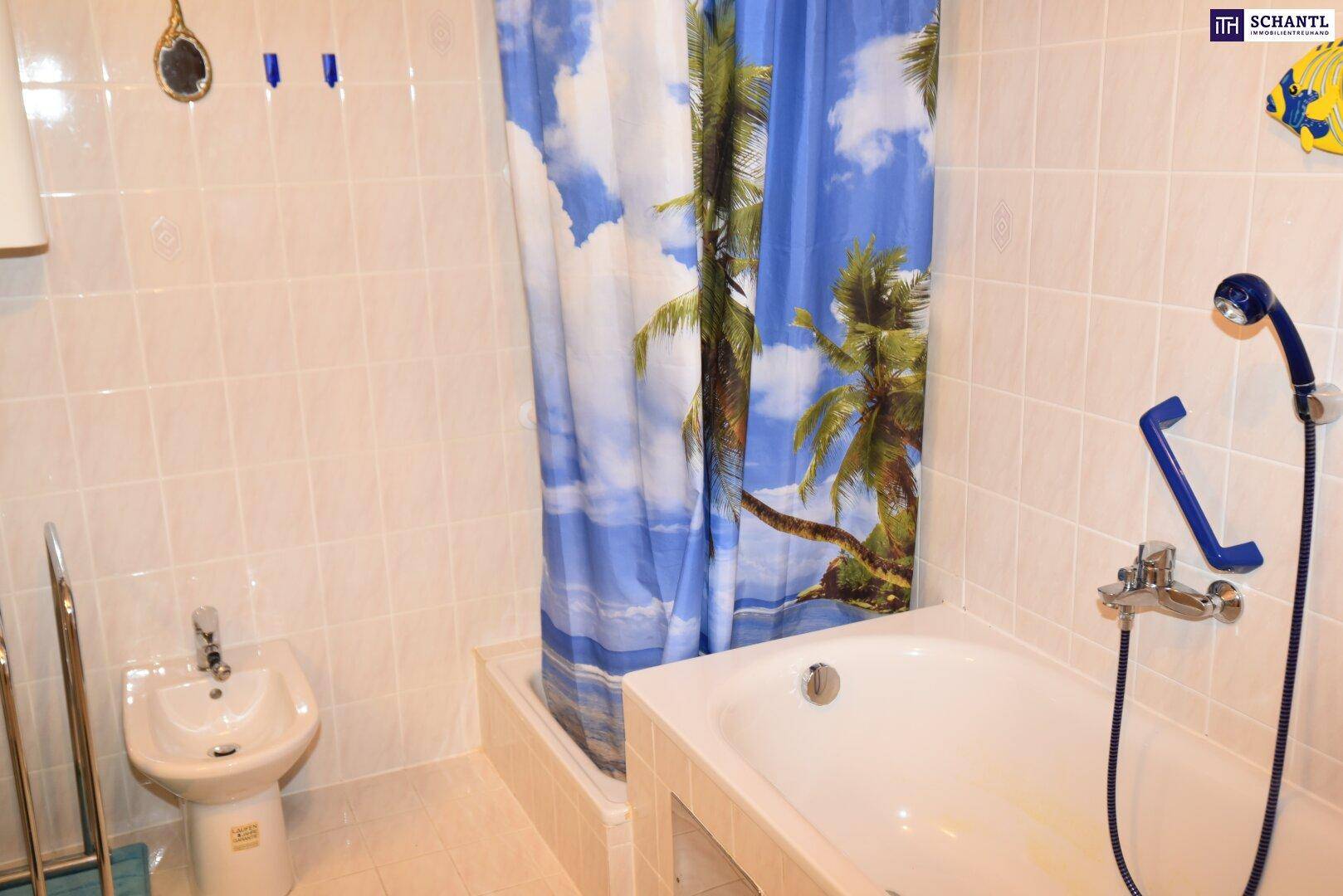 Badezimmer mit Badewanne, Duschvorhang, Bidet und hellen Fliesen an den Wänden.