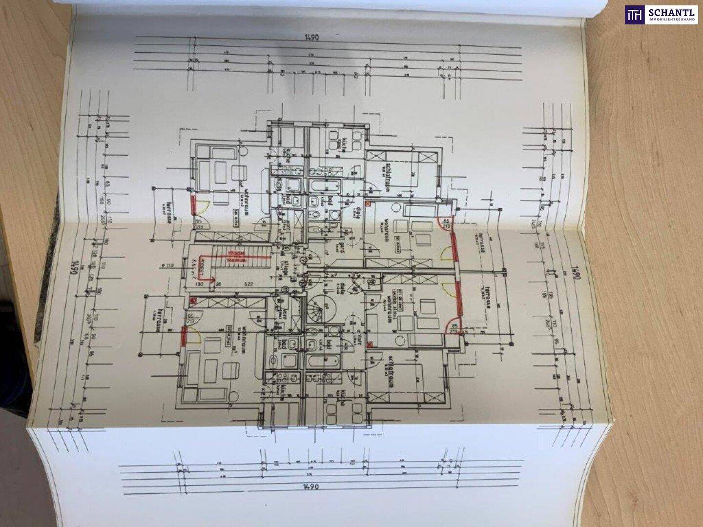 Detaillierter Grundriss mit mehreren Wohneinheiten, Balkonen und Terrassenbereichen.