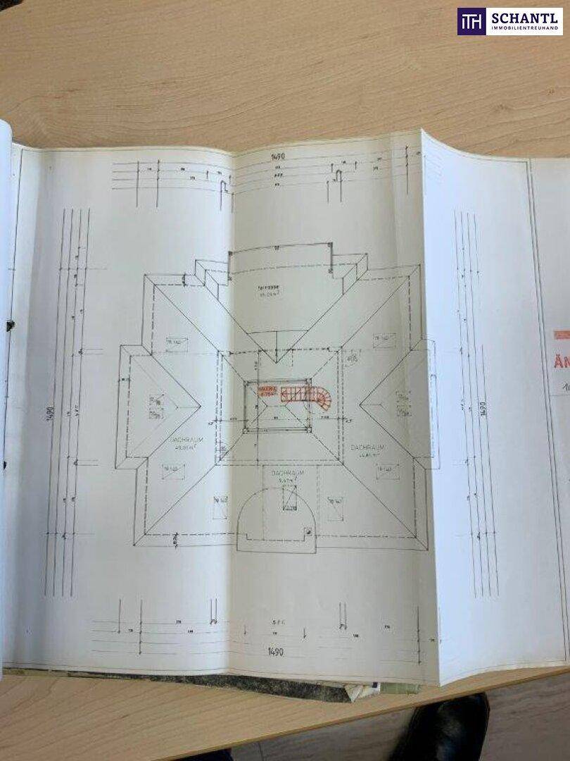 Detaillierter Dachgeschoss-Grundriss mit Dachschrägen und einer Terrasse.