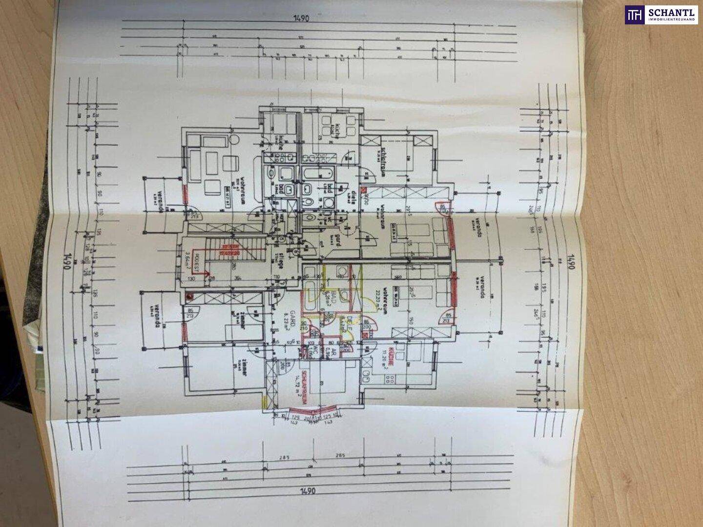 Detaillierter Grundriss mit mehreren Wohneinheiten, Balkonen und Terrassenbereichen.