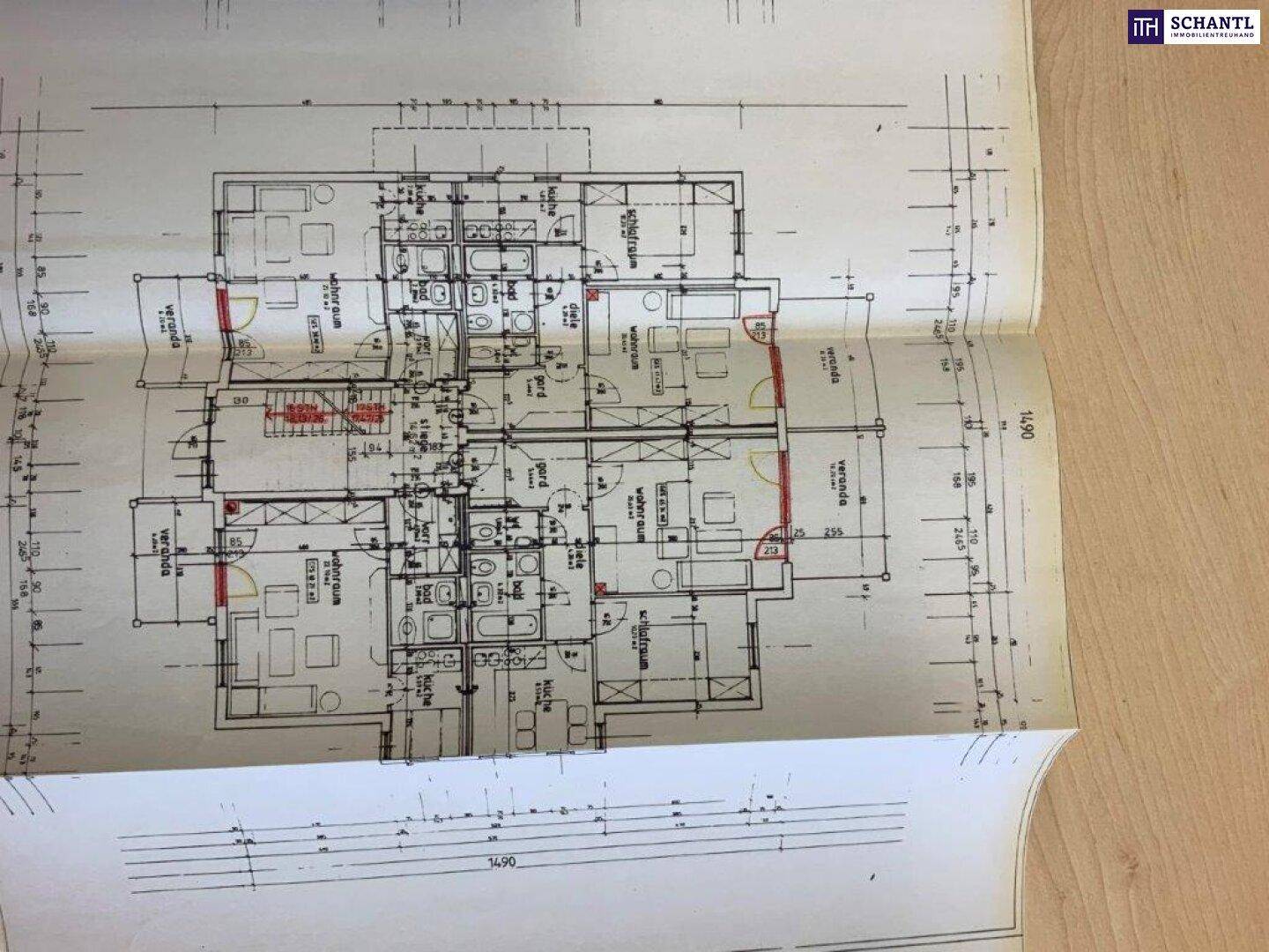 Detaillierter Grundriss mit mehreren Wohneinheiten, Balkonen und Terrassenbereichen.