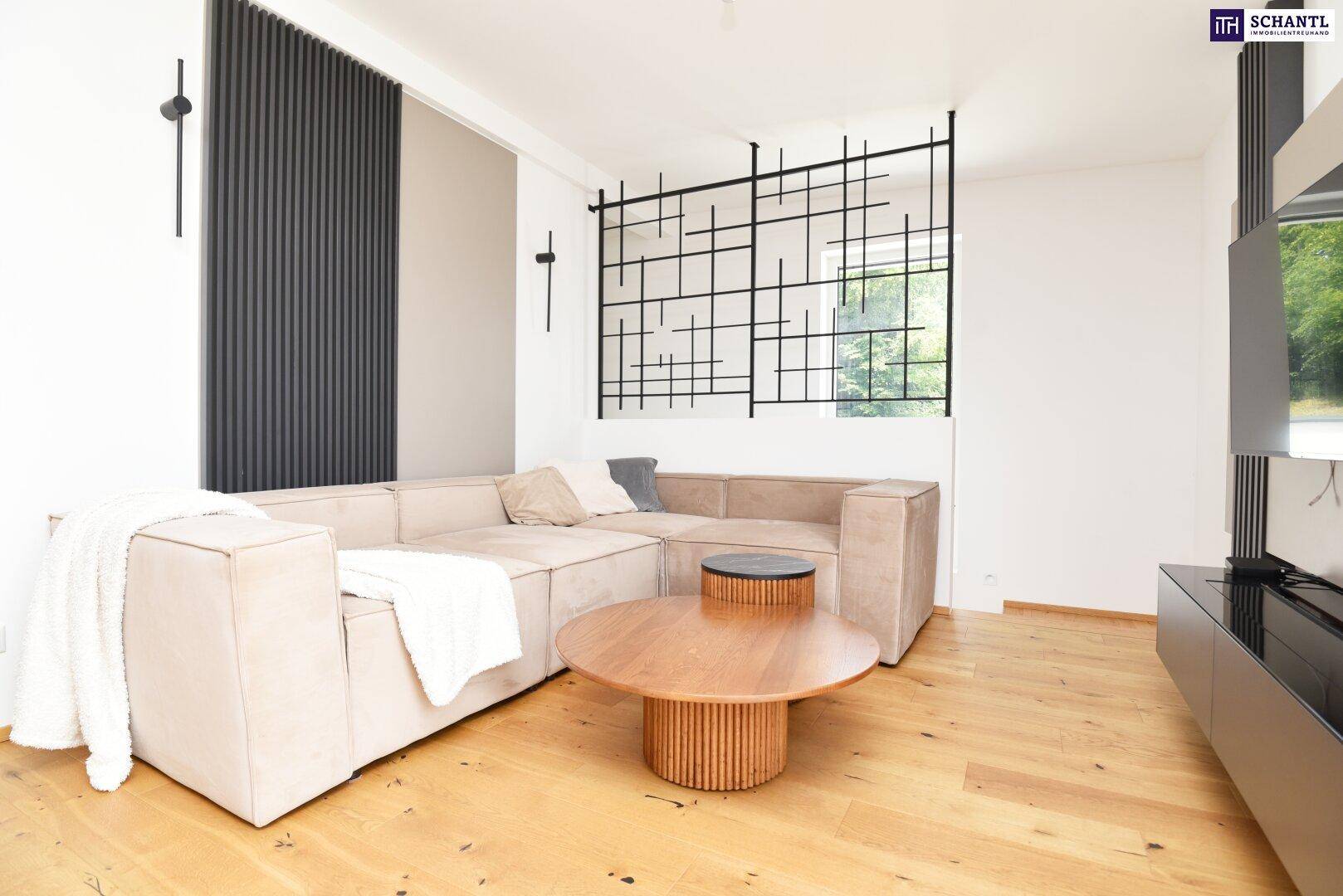 Gemütliches Wohnzimmer mit großem beigem Sofa, Holztisch und dekorativem Fenstergitter.