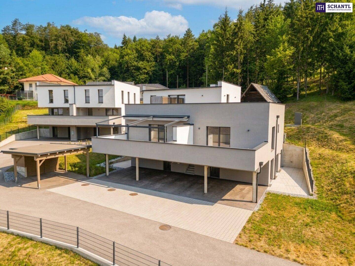 Neubauten mit moderner Architektur, Balkonen und Carports in naturnaher Lage.