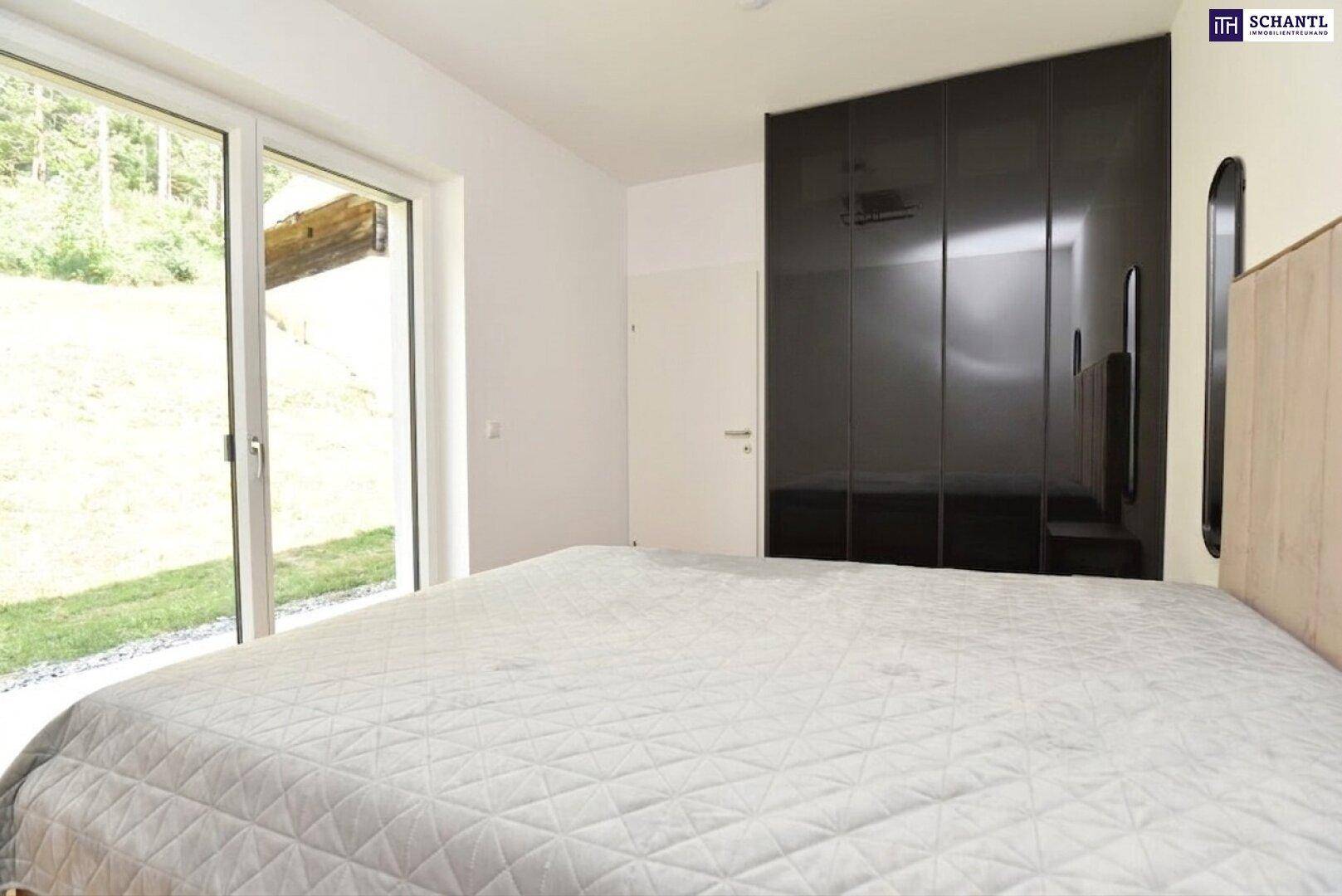 Schlafzimmer mit großem schwarzen Einbauschrank und Holzboden.