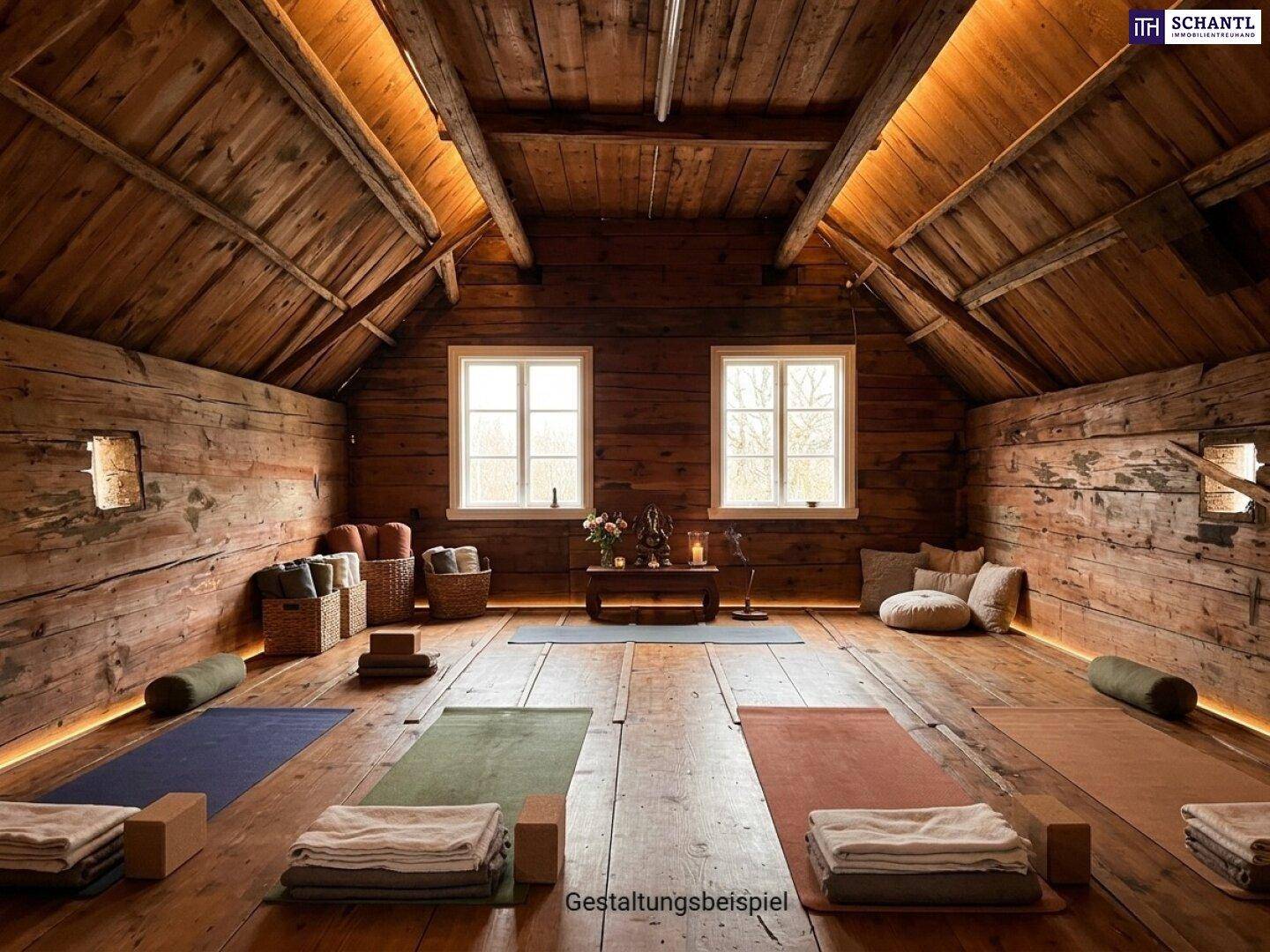 Rustikaler Dachbodenraum mit Holzbalken und Holzböden, als Meditations- oder Yogaraum gestaltet.