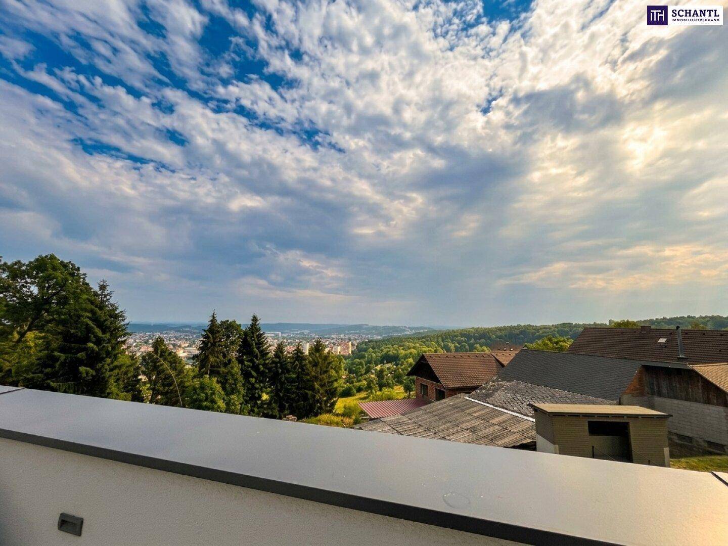 Weitblick von der Terrasse über die umliegende Landschaft und die Dächer der Stadt.