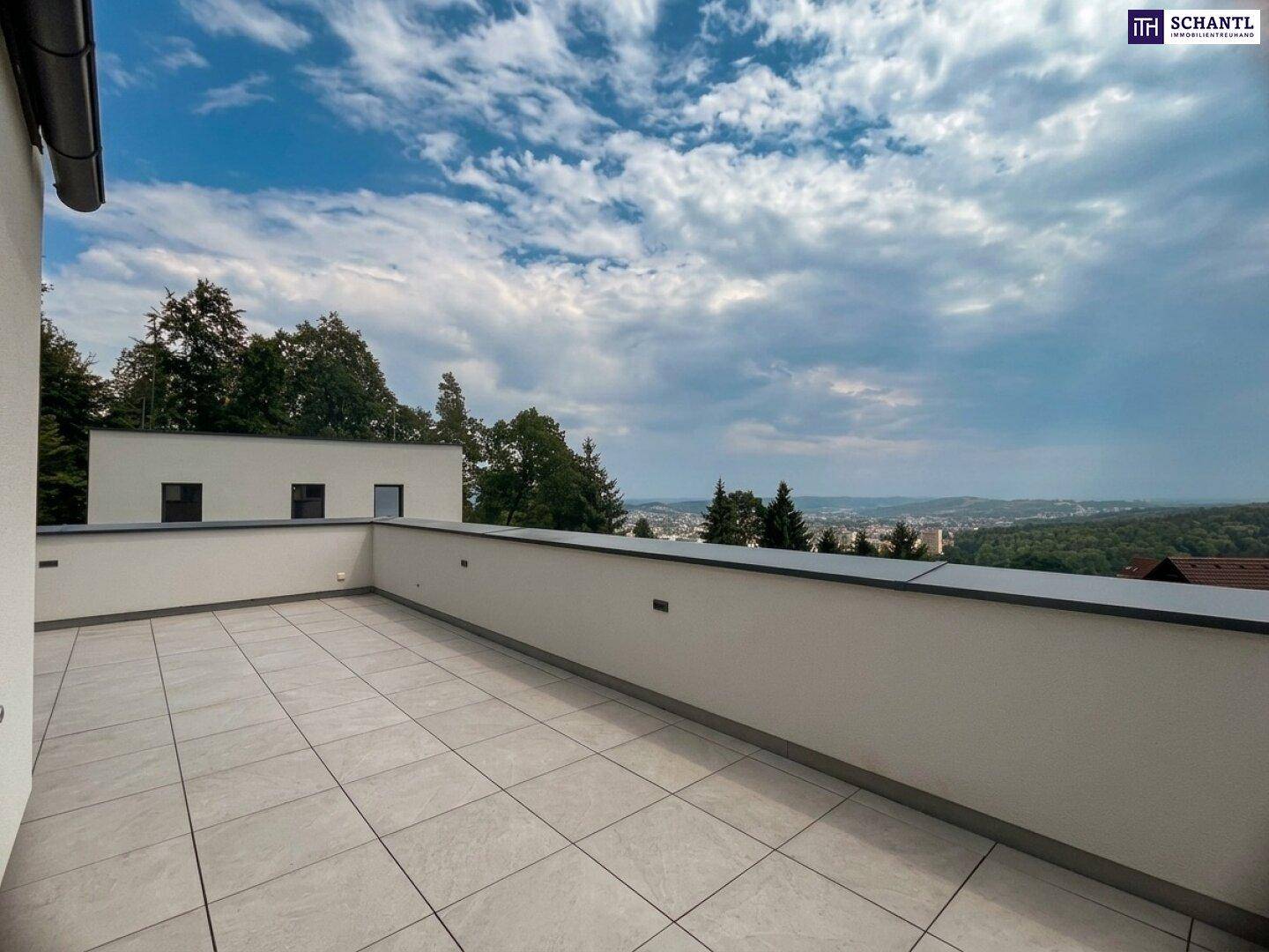 Weitläufige Dachterrasse mit Panoramablick über die Landschaft und die Stadt.