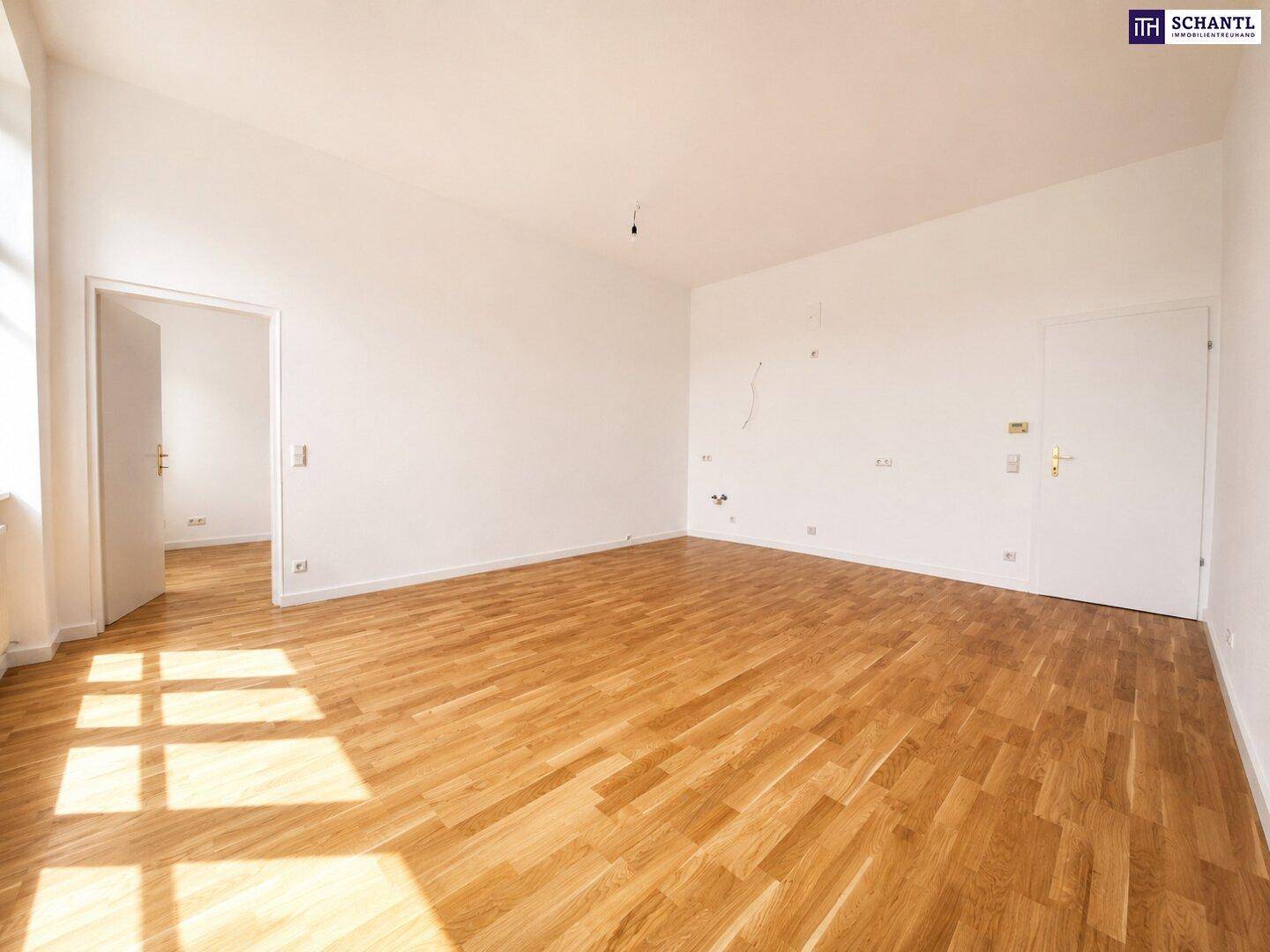 Geräumiges, leeres Zimmer mit Holzboden und weiß gestrichenen Wänden, bereit zur individuellen Gestaltung.
