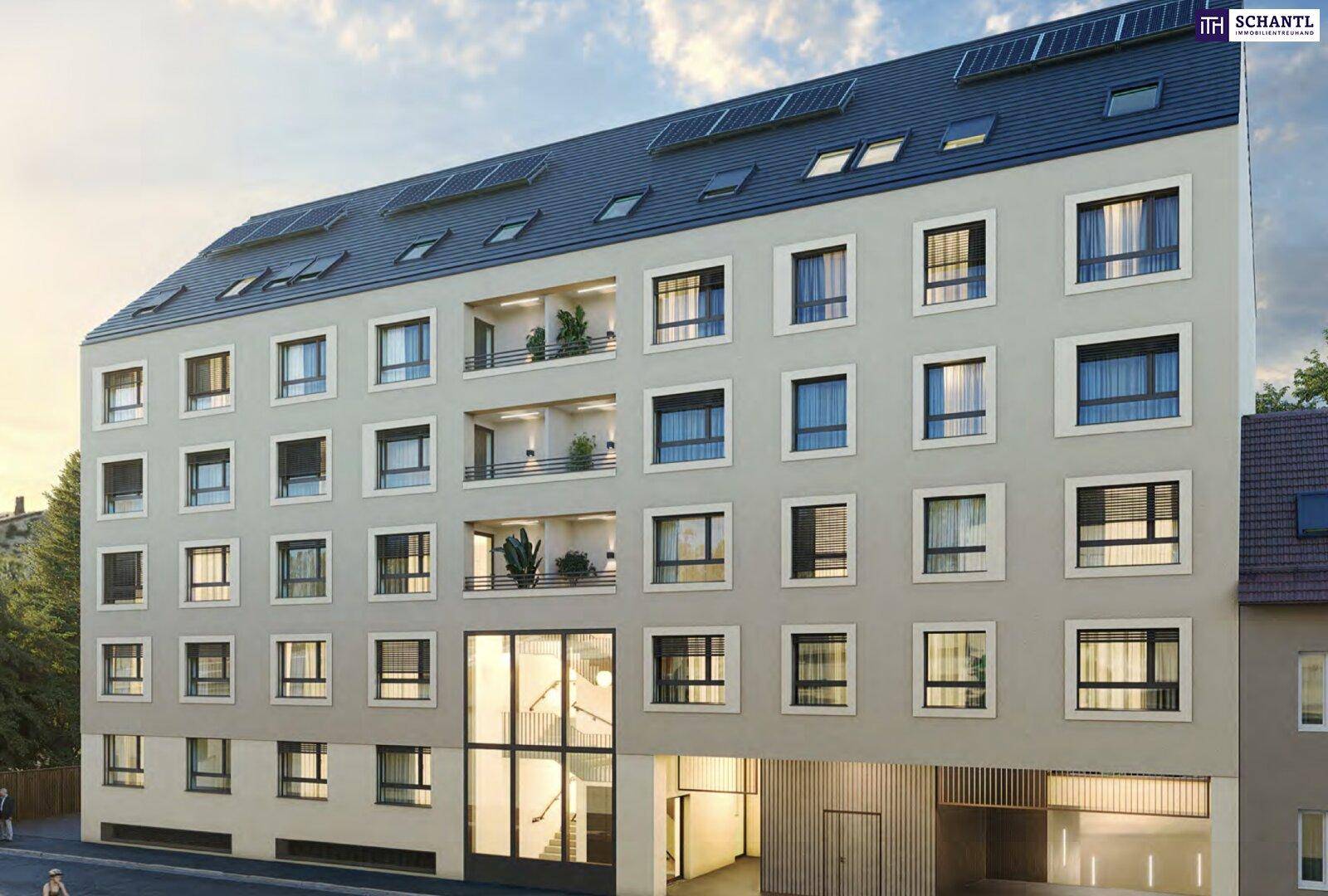 Moderne Fassade des Neubaus mit großen Fenstern und integrierter Solaranlage.