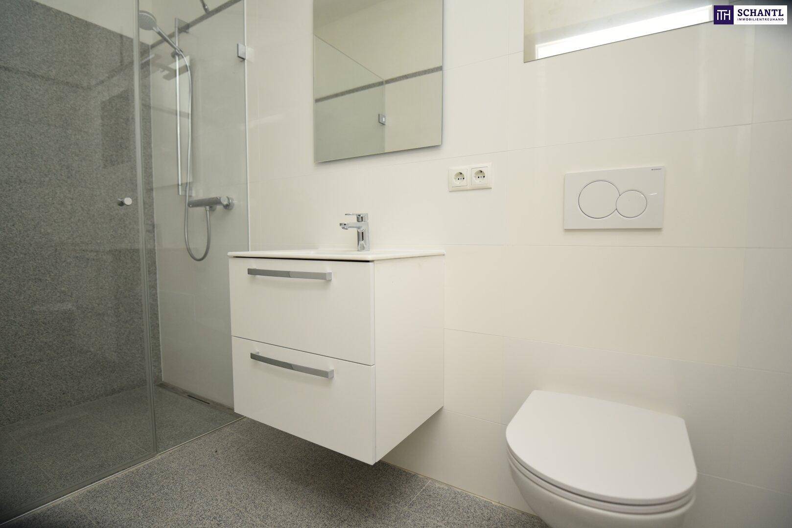 Modernes Badezimmer mit ebenerdiger Dusche, schwebendem Waschtisch und Wand-WC in Weiß und Grau.