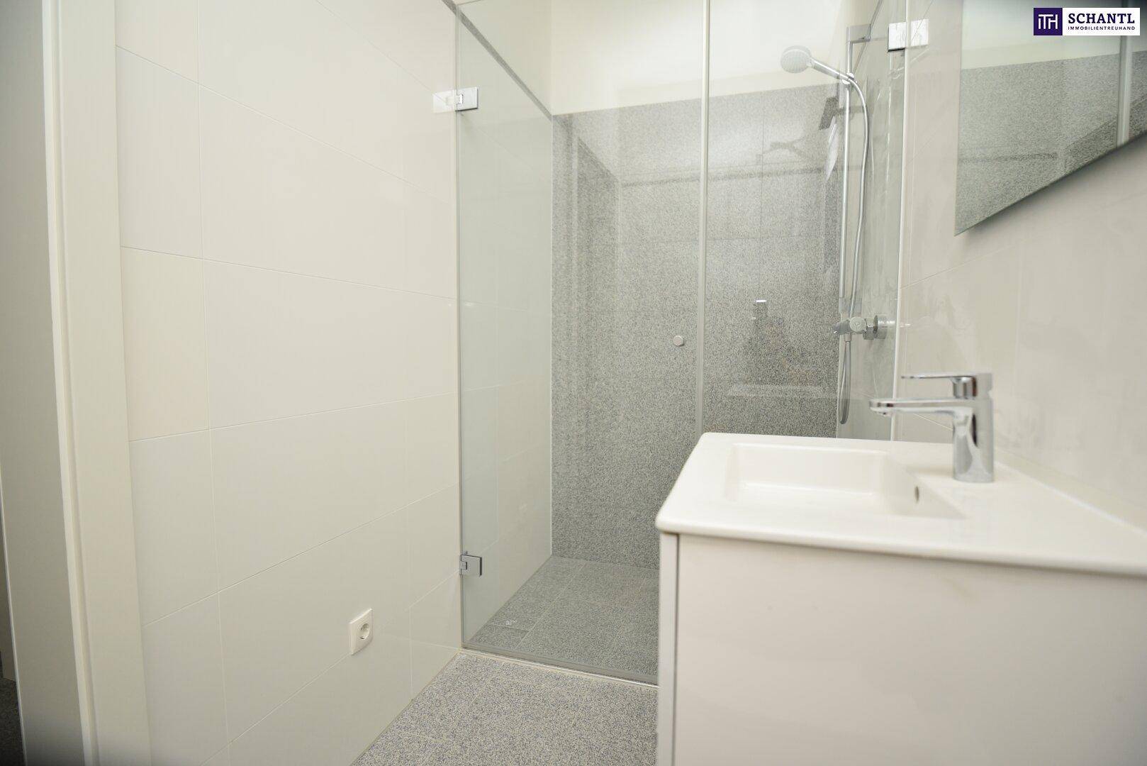Zeitgemäßes Badezimmer mit geräumiger ebenerdiger Dusche und modernem Waschtisch.